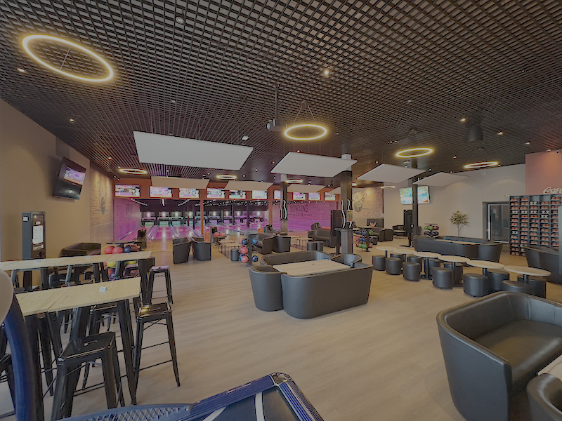Vue intérieure du Bowling de Caen avec installation électrique, éclairage décoratif et pistes réalisées par Serrure Elec.